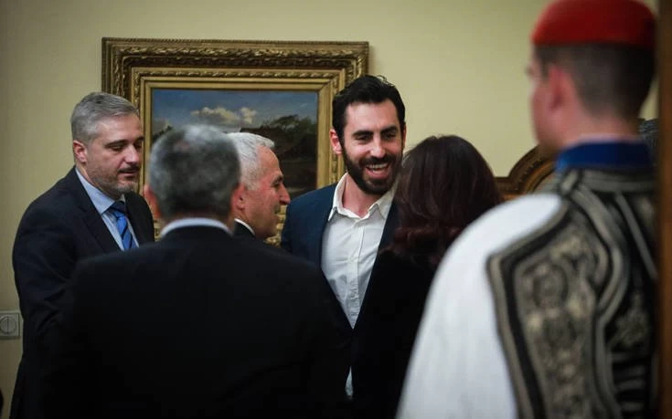 Δείτε πως εμφανίστηκε ο σεφ Γιάννης Αποστολάκης στην ορκωμοσία του πατέρα του (εικόνες)
